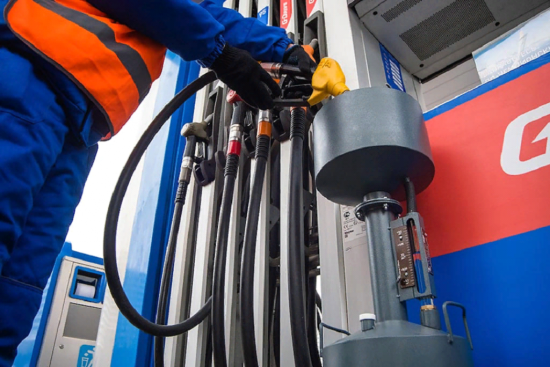 Мережі АЗС KLO, "Укрнафта", "Мотто" і "БРСМ" підвищили зарплати в середньому на 35%, - експерт