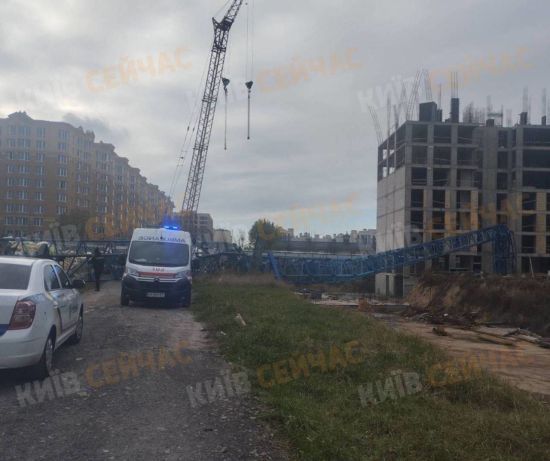 На Київщині впав баштовий кран: що відомо про наслідки (фото)