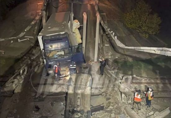В окупованому Криму "самовільно" обвалився автомобільний міст: відео