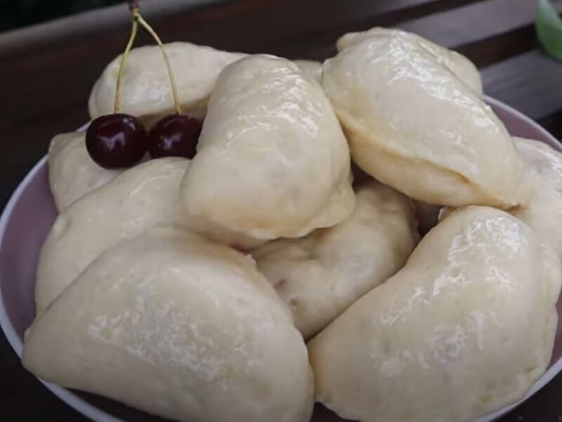 Із цього тіста вареники виходять пухкими й неймовірно смачними. Рецепт на кефірі