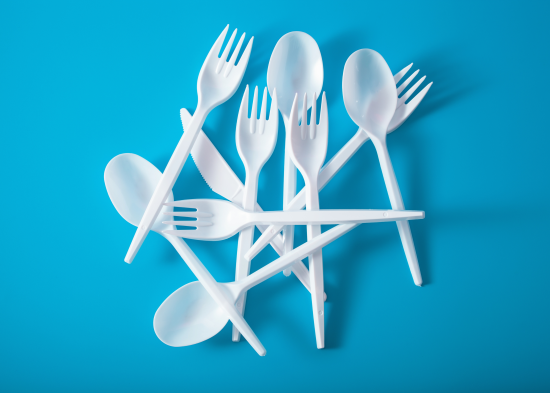 Це геніальний лайфгак: навіщо городники радять закопувати пластикові виделки на ділянці