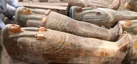 В Єгипті виявлено гробницю з "родиною трун" – деякі предмети в ідеальному стані (фото)