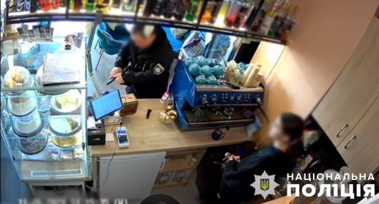 У Києві чоловік у формі поліцейського погрожував пістолетом у кафе: що відомо (фото, відео)