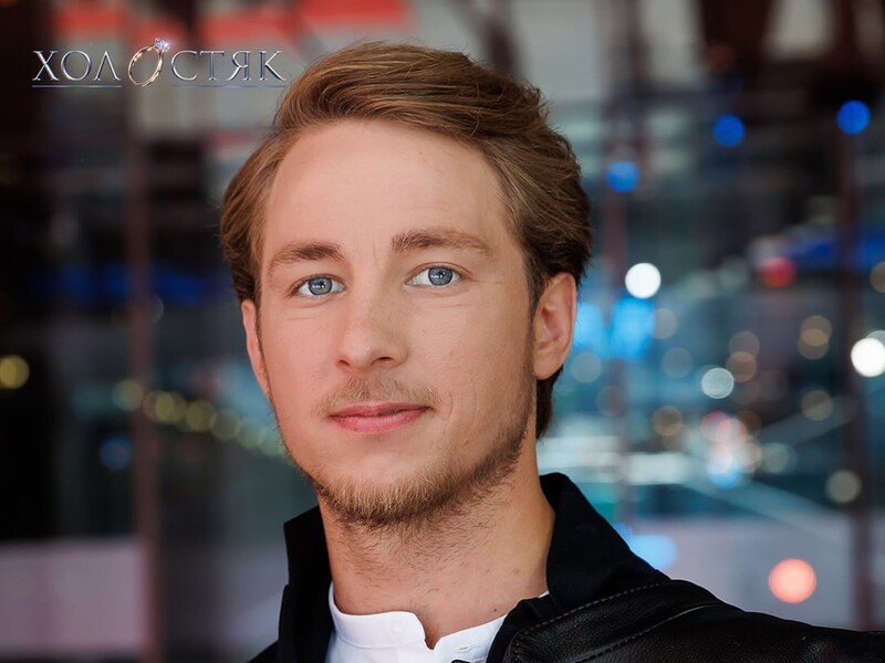 28-річний "Холостяк" Терен уперше поцілувався на шоу. Ініціаторкою стала 29-річна майстриня тату. Фото