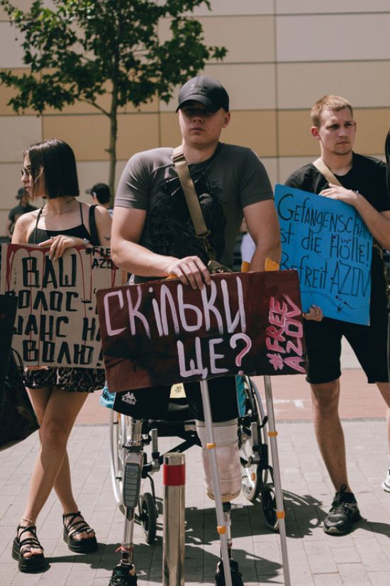 Бійцю "Азова" відмовляли в оренді житла через протези на ногах