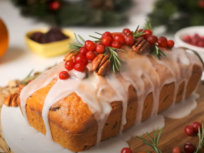 Різдвяний кекс за цим рецептом виходить дуже смачним. Знадобляться масло, сметана і яйця