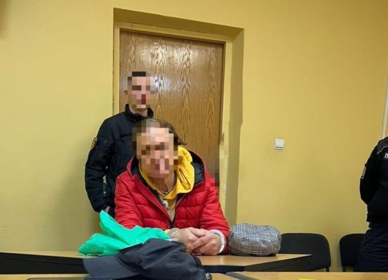 Витирав ноги об український прапор: чоловіка відправлять до психлікарні