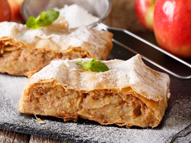 Яблучний штрудель буде дуже смачним і хрумким, якщо змастити готове тісто цією сумішшю. Рецепт Яблучний штрудель буде дуже смачним і хрумким, якщо змастити готове тісто цією сумішшю. Рецепт