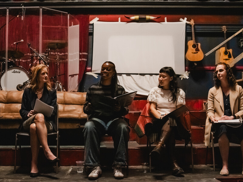 Американські акторки в Нью-Йорку прочитали історії українок у війні й зібрали $19 тис. для "Госпітальєрів"