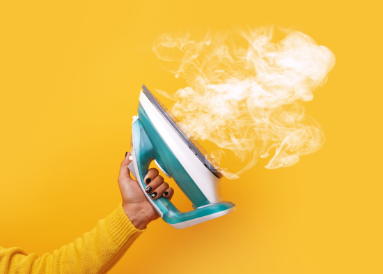 Від накипу на прасці не залишиться й сліду: фахівці розповіли про хитрий трюк з "копійчаним" засобом