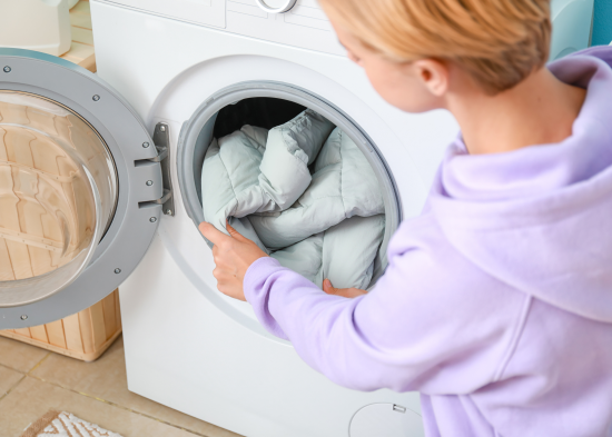 В якому режимі найкраще прати пуховик: він не зіб'ється і матиме вигляд нового