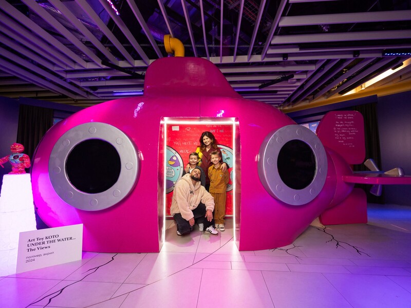 "Холостяк" Терен, Єфросиніна, Осадча й Кошові. Монатік улаштував у Києві виставку своїх картин. Фото