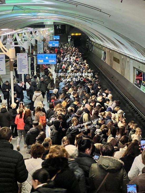 У Києві виникла страшенна тиснява в метро після 8 годин тривоги (фото, відео)