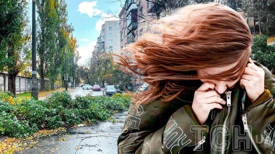 Україну накрила негода: вітер зриває дахи і валить дерева, у деяких містах випав сніг (відео)
