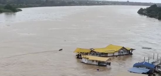 Ресторан на воді віднесло течією – фото