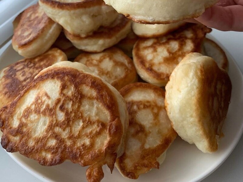 Скористайтеся цими секретами – і оладки вийдуть смачними й пишними. Рецепт тіста на кефірі