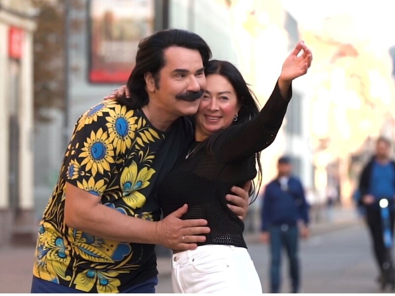 "Будьте ви щасливі". Зібров у новому кліпі фотографувався з перехожими. Режисеркою відео стала його донька