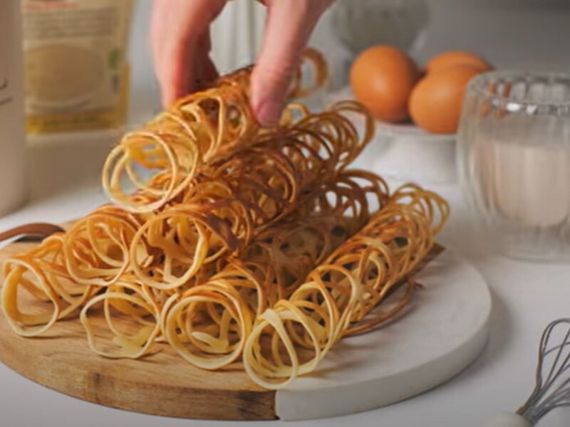 Скористайтеся цим лайфхаком – і вийдуть млинці-павутинка. Рецепт тіста