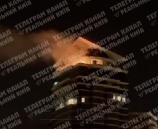 Ворог атакував Київ дроном: спалахнула пожежа на верхіх поверхах багатоповерхівки, людей евакуюють