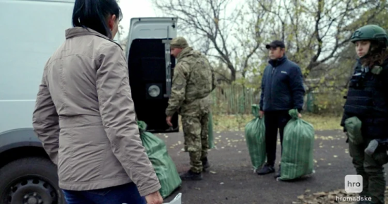 Евакуація на межі божевілля: чому люди відмовляються виїжджати з Курахового і ховають дітей
