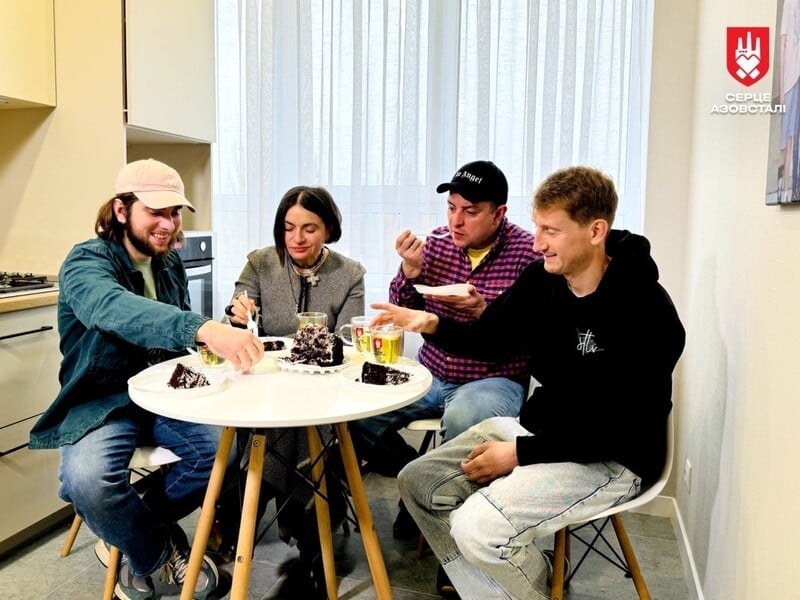 Коміки Бампер і Сус завітали на новосілля до захисника Маріуполя. Фото