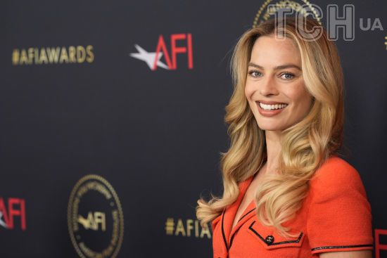 Марго Роббі вперше після пологів заскочили на прогулянці з крихітним сином і свекрухою