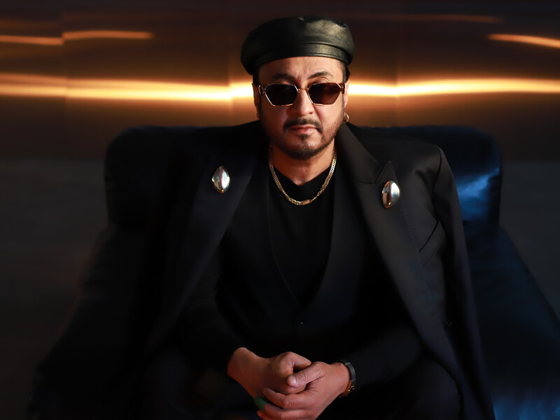 "Вирішив підкорити танцювальні ритми". Петро Чорний у новому кліпі "шокував зовнішнім виглядом". Відео