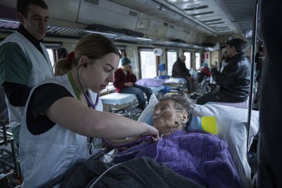 Медиків переводять у штурмовики на фронт: депутатка шокувала заявою