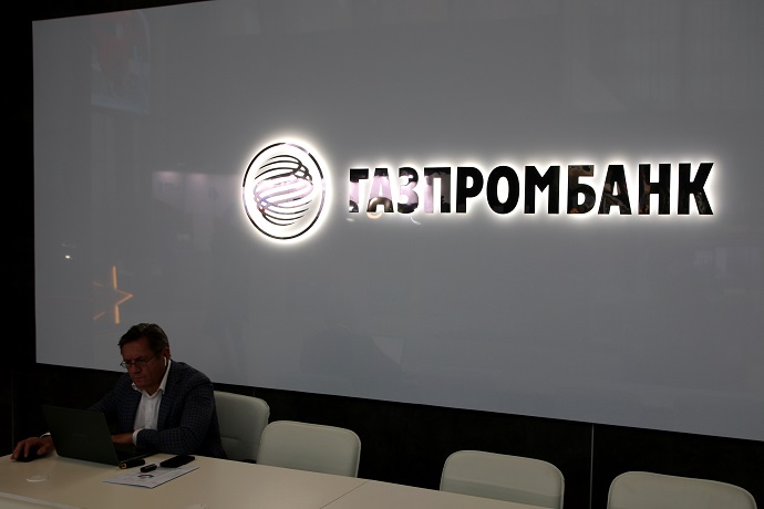 США ввели санкції проти "Газпромбанка" РФ, що може позбавити його доступу до SWIFT
