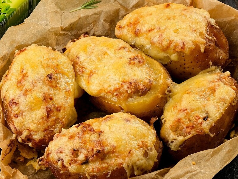 "Полюбляють дорослі й діти". Приготуйте запечену картоплю, додавши саме ці інгредієнти