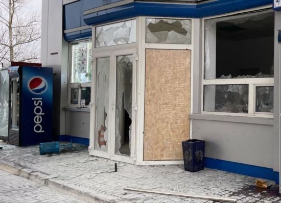 Дрон атакував АЗС у Нікополі: поранені люди (фото)