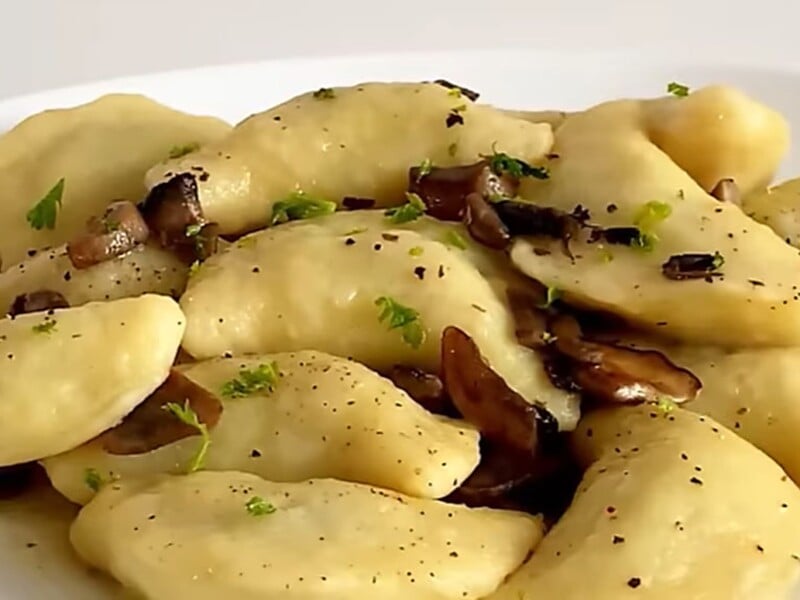 Вареники за цим рецептом виходять найсмачнішими. Особливе тісто лише із трьох інгредієнтів