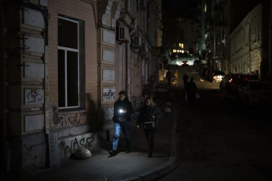 У п'ятницю знову мають відключати світло: де і коли не буде електрики (графік)