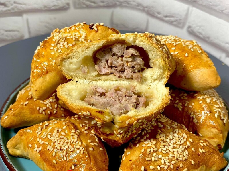 Розкатайте тісто саме так – і пиріжки із фаршем будуть дуже смачними