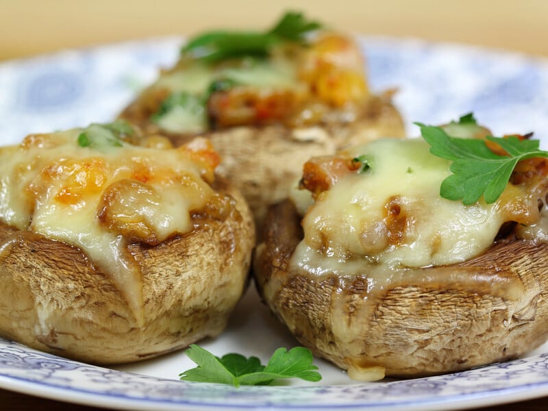 Ця проста й бюджетна закуска першою розлітається зі святкового столу. Рецепт фаршированих печериць