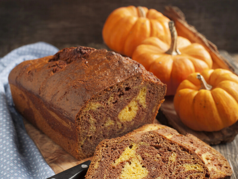 Ви маєте спробувати цей осінній десерт – мармуровий кекс із гарбуза