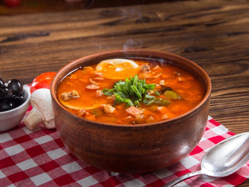 Поєднайте м'ясо, овочі та спеції у соковитому бульйоні – і смачна солянка зігріє вас у холодну пору