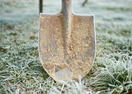 Обробіть лопату цим перед зберіганням — вона ніколи не заіржавіє: простий спосіб, який працює