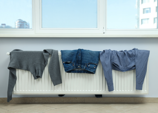 Експерти відповіли, чи можна сушити мокрі речі на батареї: ви будете здивовані