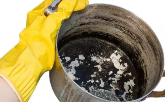 Лайфгак для чищення посуди від бруду та жиру за  допомогою таблетки: розповідаємо якою