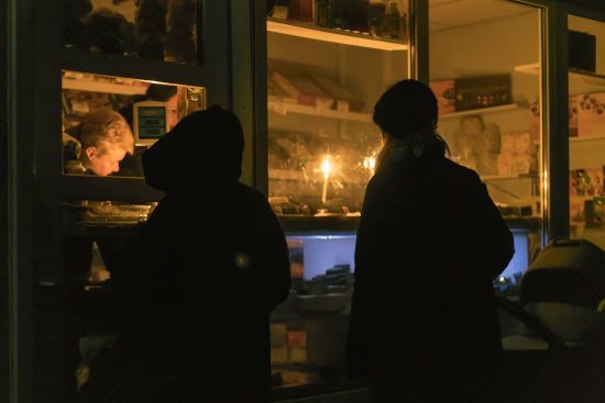 У четвер знову мають відключати світло: де і коли не буде електрики (графік)