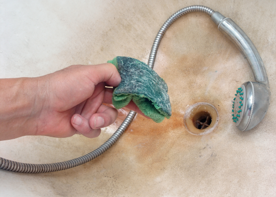 Ванна сяятиме чистотою вже за 15 хвилин: як відмити навіть стару іржу без хімії