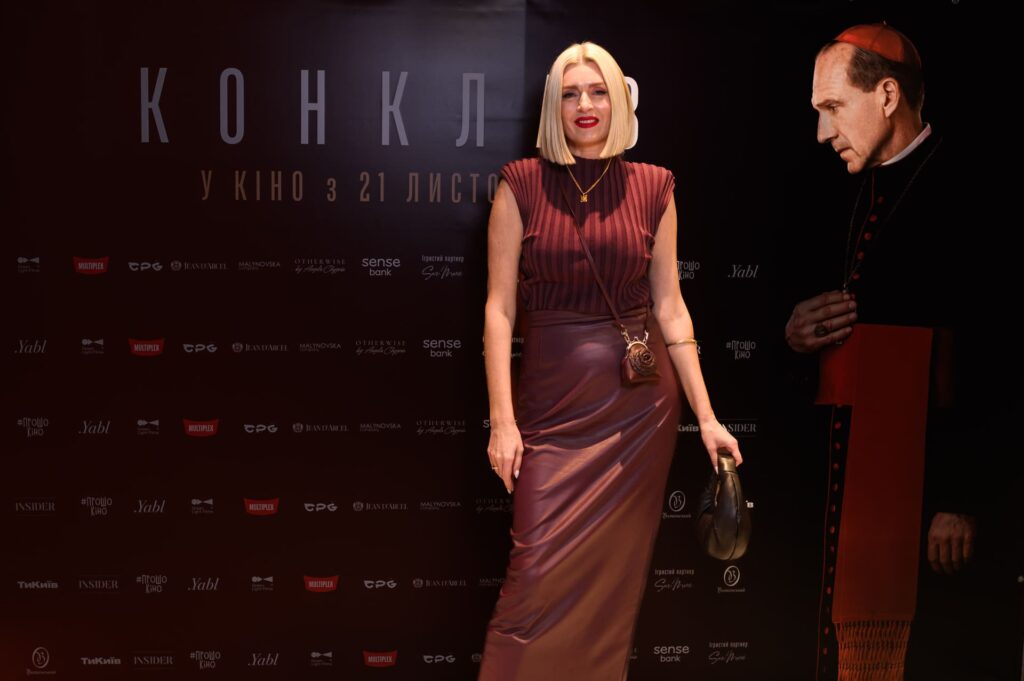 «Конклав»: прем’єра, що відкриває завісу Ватикану та стильні гості «Конклав»: прем’єра, що відкриває завісу Ватикану та стильні гості