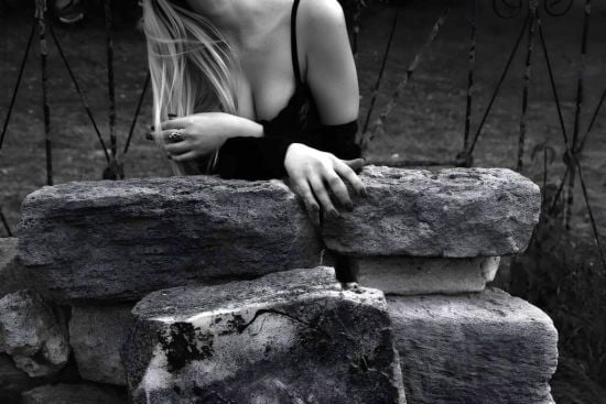 Фотосесія в стилі ню посеред кладовища: Броди гудуть про еротичний скандал