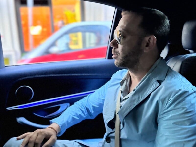 Багато бахроми, сукня-смокінг і довгі спідниці. Андре Тан презентував новорічну колекцію. Відео