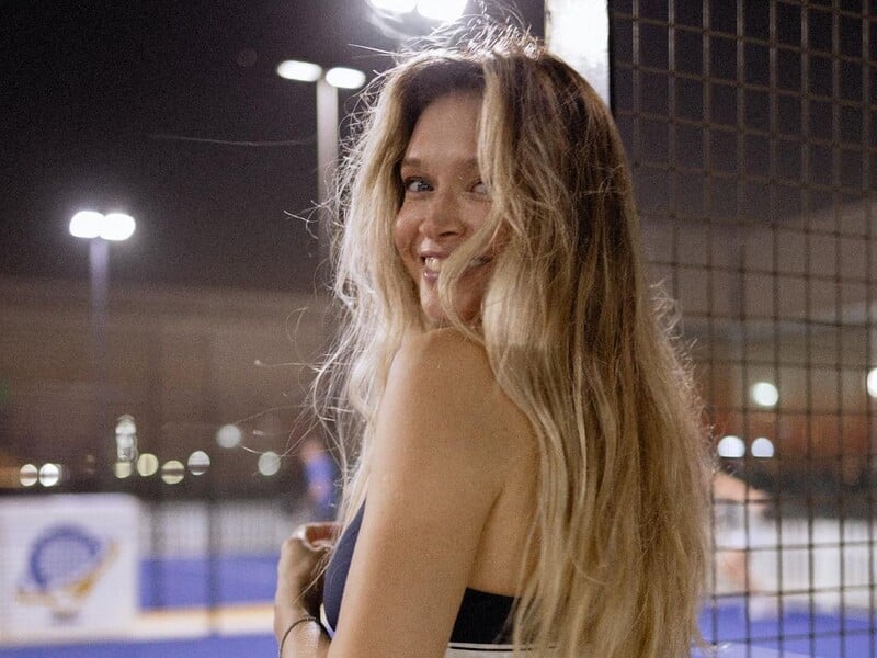 Брежнєва в ультраміні показала фігуру з усіх боків. Фото