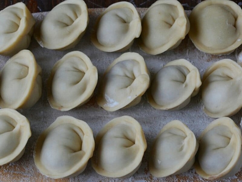 Тісто для пельменів, яке не липне до столу й дуже зручне в роботі, – для еластичності додайте це