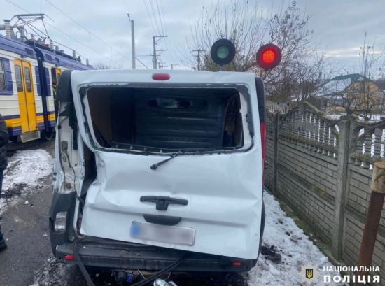 На Київщині електропотяг зіткнувся з автомобілем: подробиці ДТП ( фото)