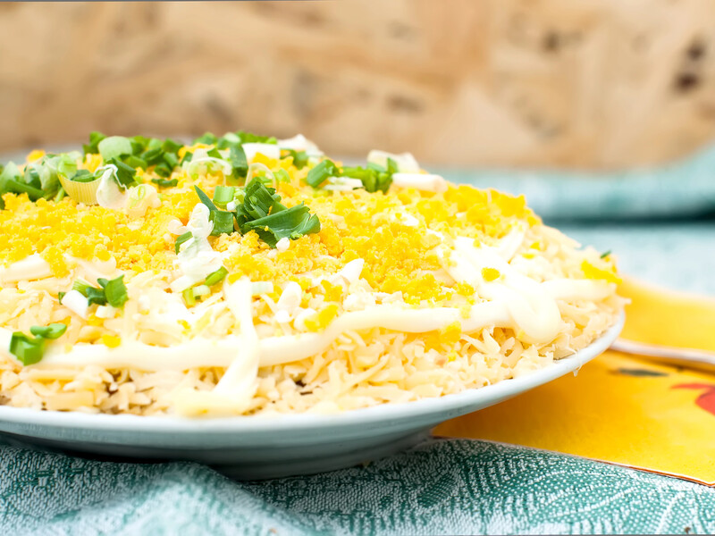 Викладіть кілька шарів цих інгредієнтів – і у вас вийде смачний салат "Грибна галявина". Рецепт