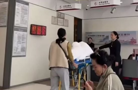 Хворого чоловіка привезли до банку на лікарняному ліжку, щоб зняти його гроші – відео